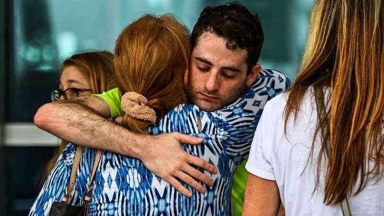 Opera&ccedil;&atilde;o de resgate busca sobreviventes nos escombros de um edif&iacute;cio residencial de 12 andares que desabou parcialmente em Miami-Dade