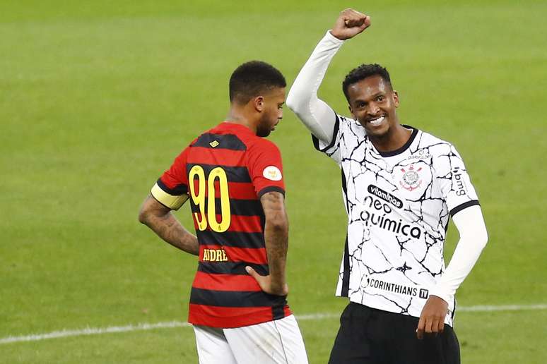 Jô comemora gol pelo Corinthians após polêmica da cor da chuteira