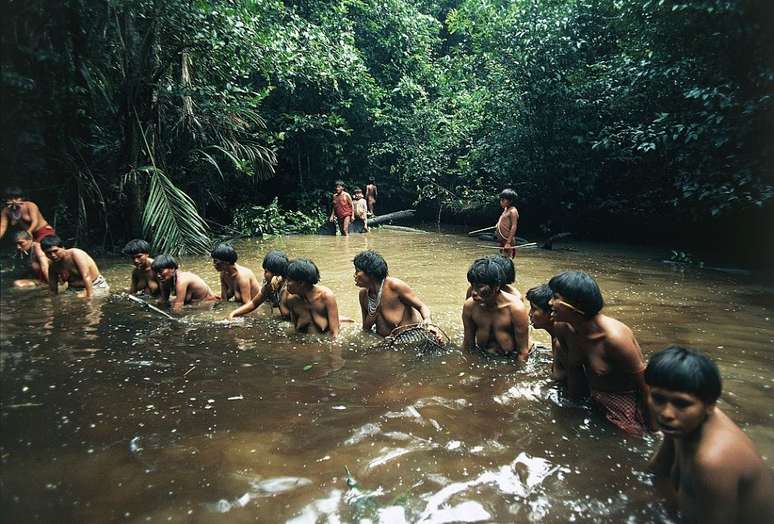 Comunidade yanomami pescando na Amaz&ocirc;nia venezuelana em registro de 2016