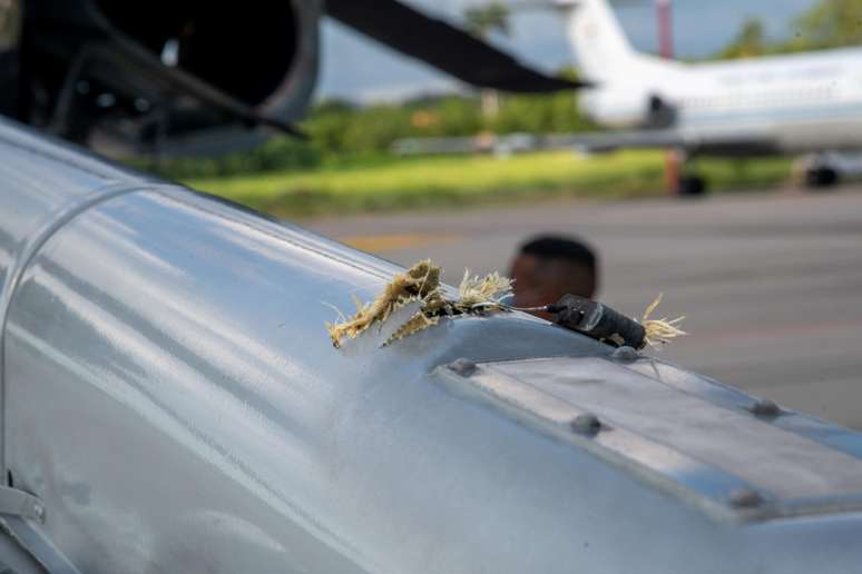 A marca do projétil no helicóptero onde Ivan Duque estava viajando