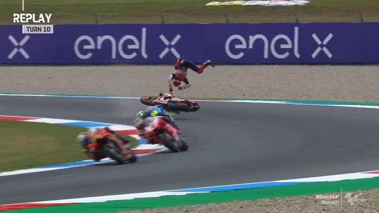 Marc Márquez é ejetado da moto e sofre queda forte no warm-up da