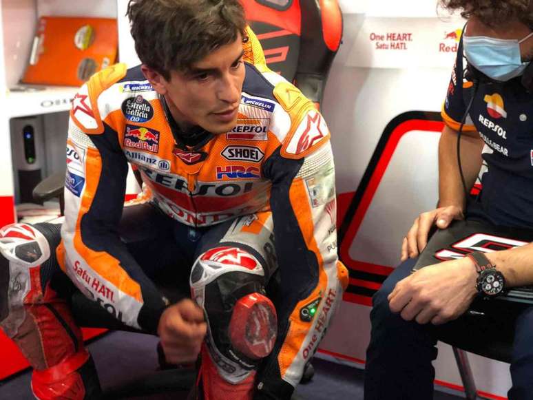 Marc Márquez apareceu nos boxes da Honda com o macacão apresentando as marcas do acidente 