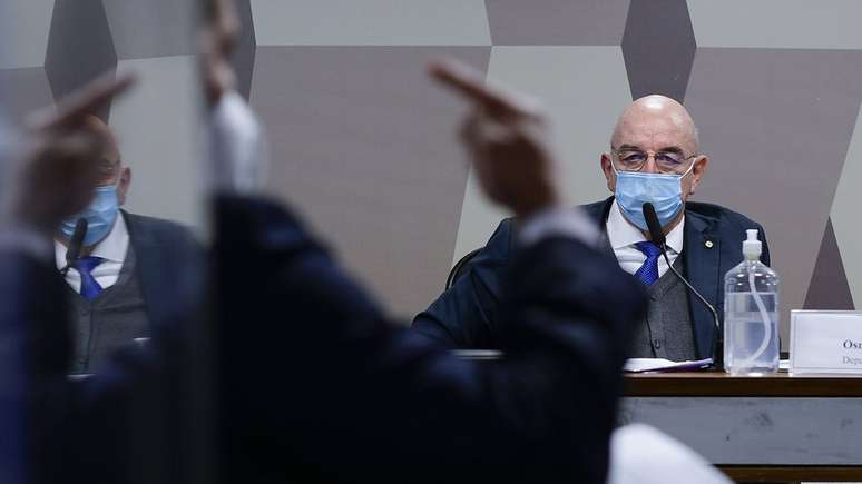 Osmar Terra na CPI; deputado fez defesas p&uacute;blicas da imunidade de rebanho, mas em seu depoimento negou que tenha defendido isso como "proposta de governo"