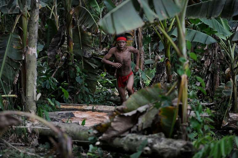 Yanomami correndo em selva da Venezuela em registro de 2012