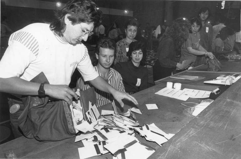 Abertura de urna durante apuração dos votos do primeiro turno das eleições para o governo do Estado de São Paulo de 1990
