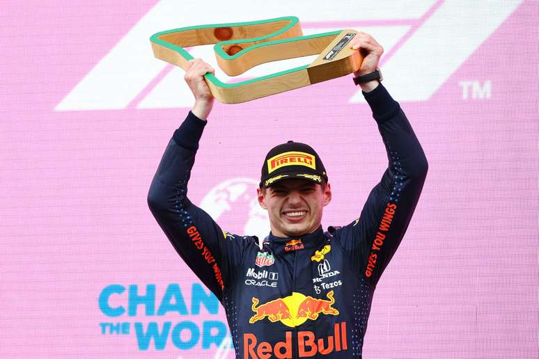 Max Verstappen no topo do pódio do GP da Estíria 