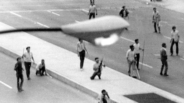 Alguns relatos indicam que cerca de cem jovens morreram naquele dia, mas a documenta&ccedil;&atilde;o mostra que foram aproximadamente trinta