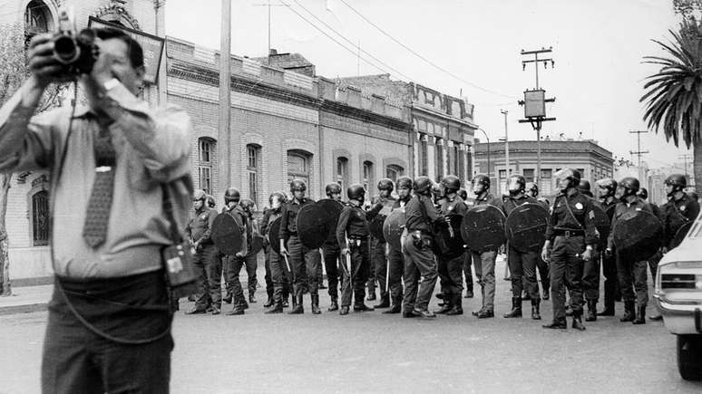 A pol&iacute;cia e o Ex&eacute;rcito n&atilde;o tentaram dissuadir ativamente o protesto, mas bloquearam as ruas
