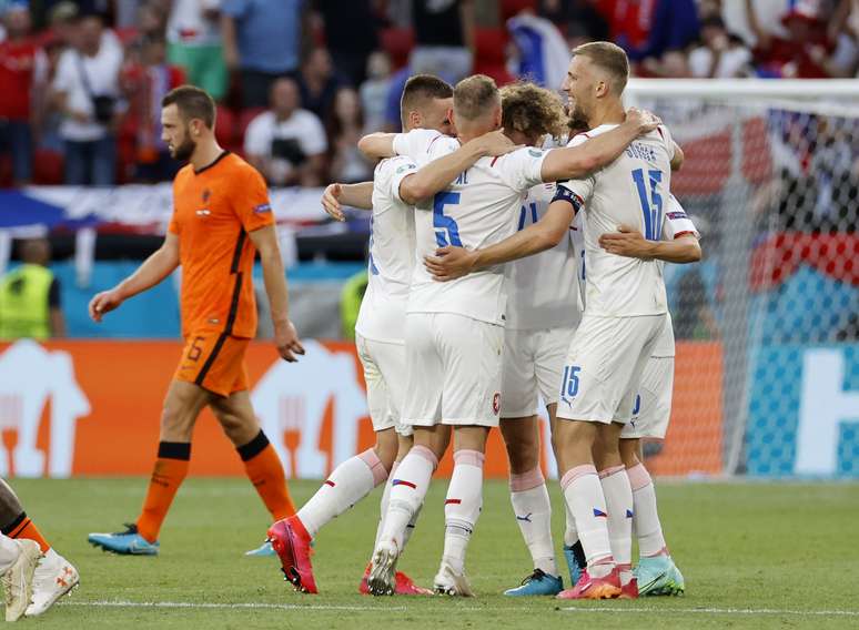 Jogadores da seleção checa comemoram durante vitória que eliminou a Holanda da Eurocopa