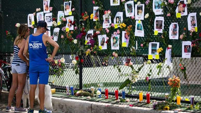 Um memorial com fotos e flores foi colocado pr&oacute;ximo ao local