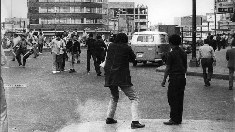 Jornalistas tamb&eacute;m foram agredidos pelos 'halcones', o que levou &agrave; publica&ccedil;&atilde;o de notas e cr&ocirc;nicas muito negativas para o governo