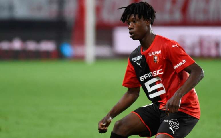 Aos 18 anos, Camavinga se destaca com a camisa do Rennes (Foto: JEAN-FRANCOIS MONIER / AFP)