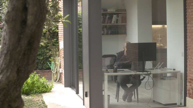 Boufarhat trabalha de uma propriedade alugada em Barcelona