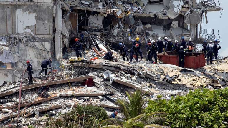 Equipe de resgate busca sobreviventes nos escombros