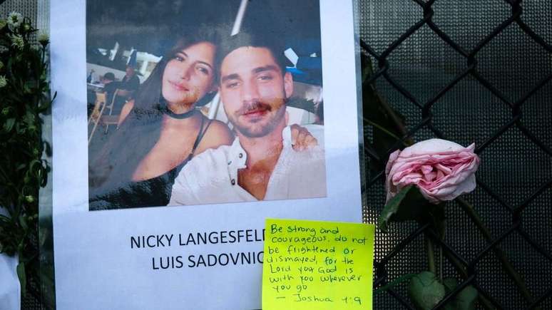 Parentes de desaparecidos procuram por seus entes queridos