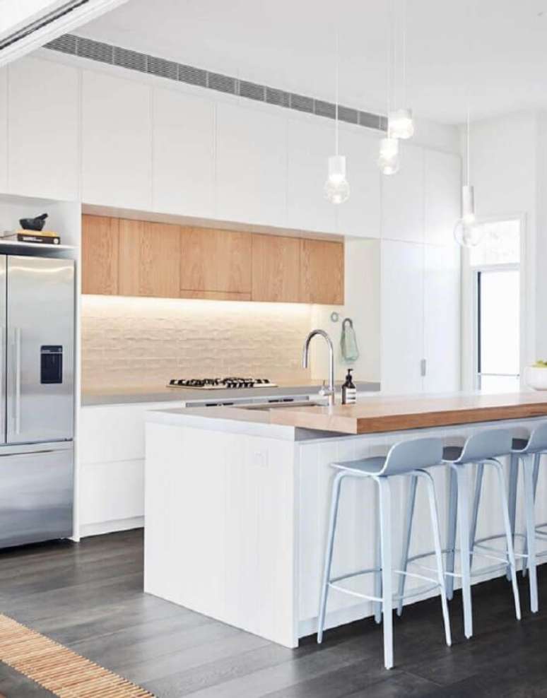 39. Cozinha minimalista decorada com banqueta alta branca – Foto: est living