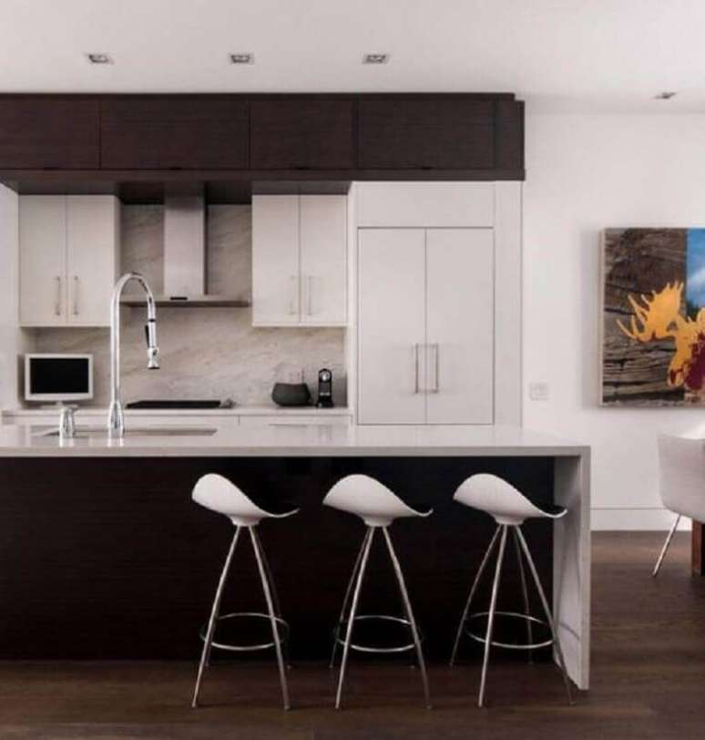 43. Cozinha preta moderna decorada com banqueta branca – Foto: Home Designing