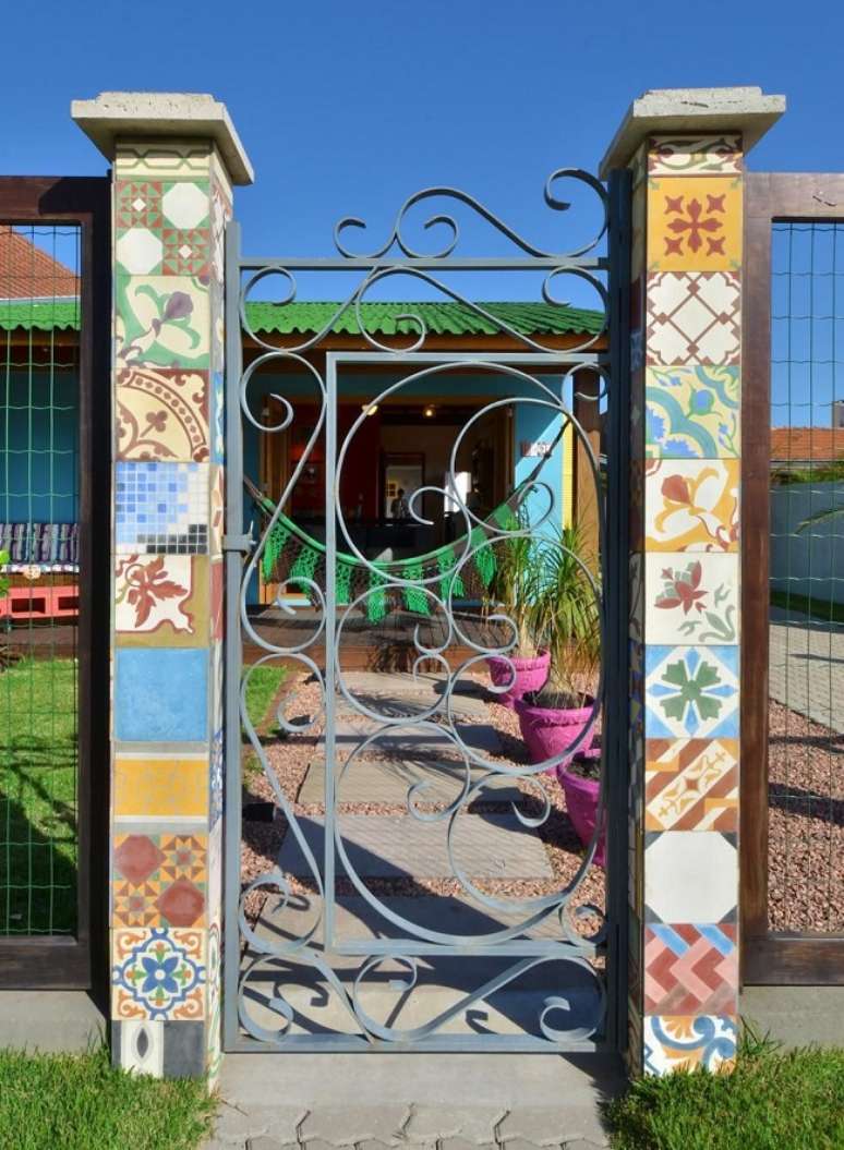 73. Revestimento para parede externa feito com ladrilhos hidr&aacute;ulicos. Fonte: Arquitetando Ideias