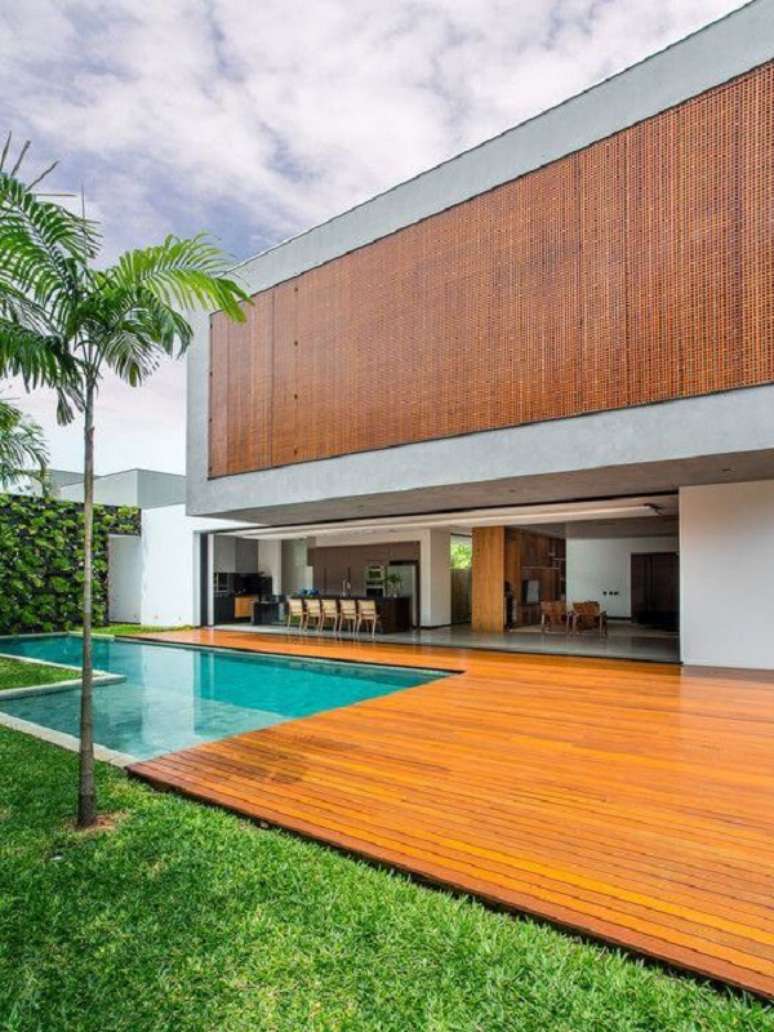37. Fachada com revestimento de parede externa em madeira e concreto. Fonte: Pinterest