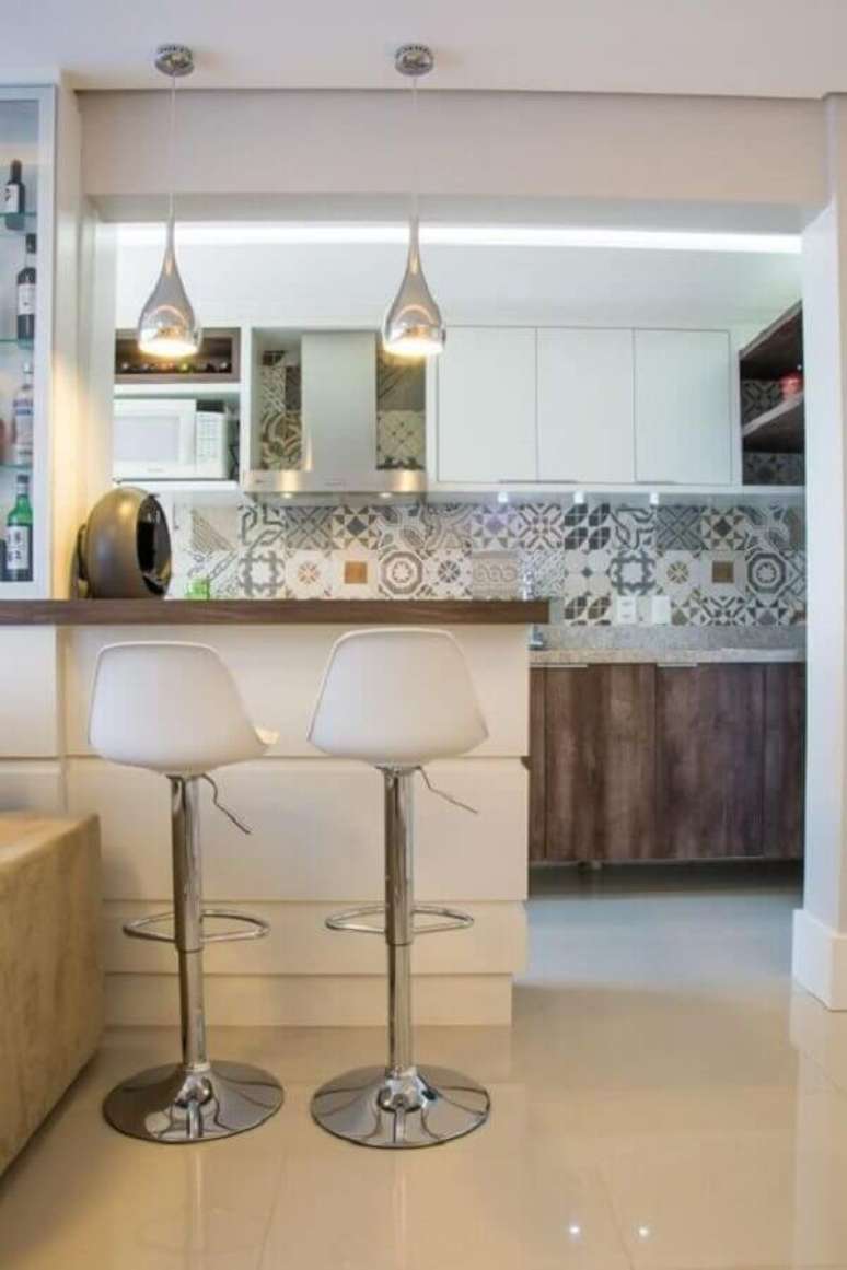 6. Cozinha americana simples decorada com banqueta giratória branca – Foto: Pinterest