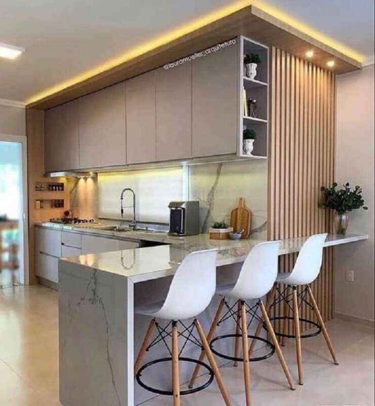 32. Cozinha cinza moderna decorada com banqueta branca para bancada de mármore – Foto: Jeito de Casa