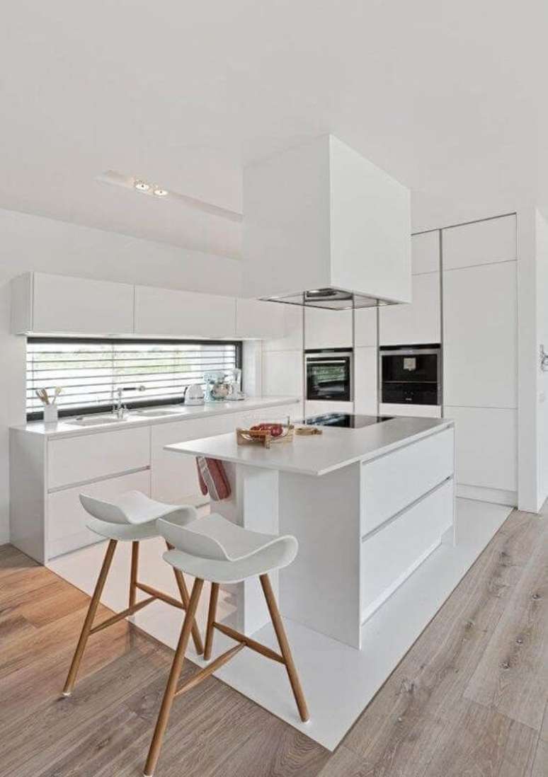 54. Decoração moderna para cozinha minimalista com banqueta branca – Foto: Decostore