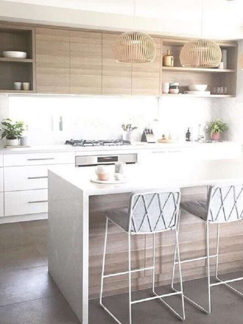 56. Gabinete e banqueta branca estofada para decoração de cozinha planejada com armário aéreo de madeira – Foto: Pinterest