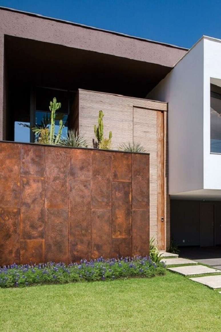 85. Revestimento para &aacute;rea externa de a&ccedil;o corten. Fonte: Revista VD