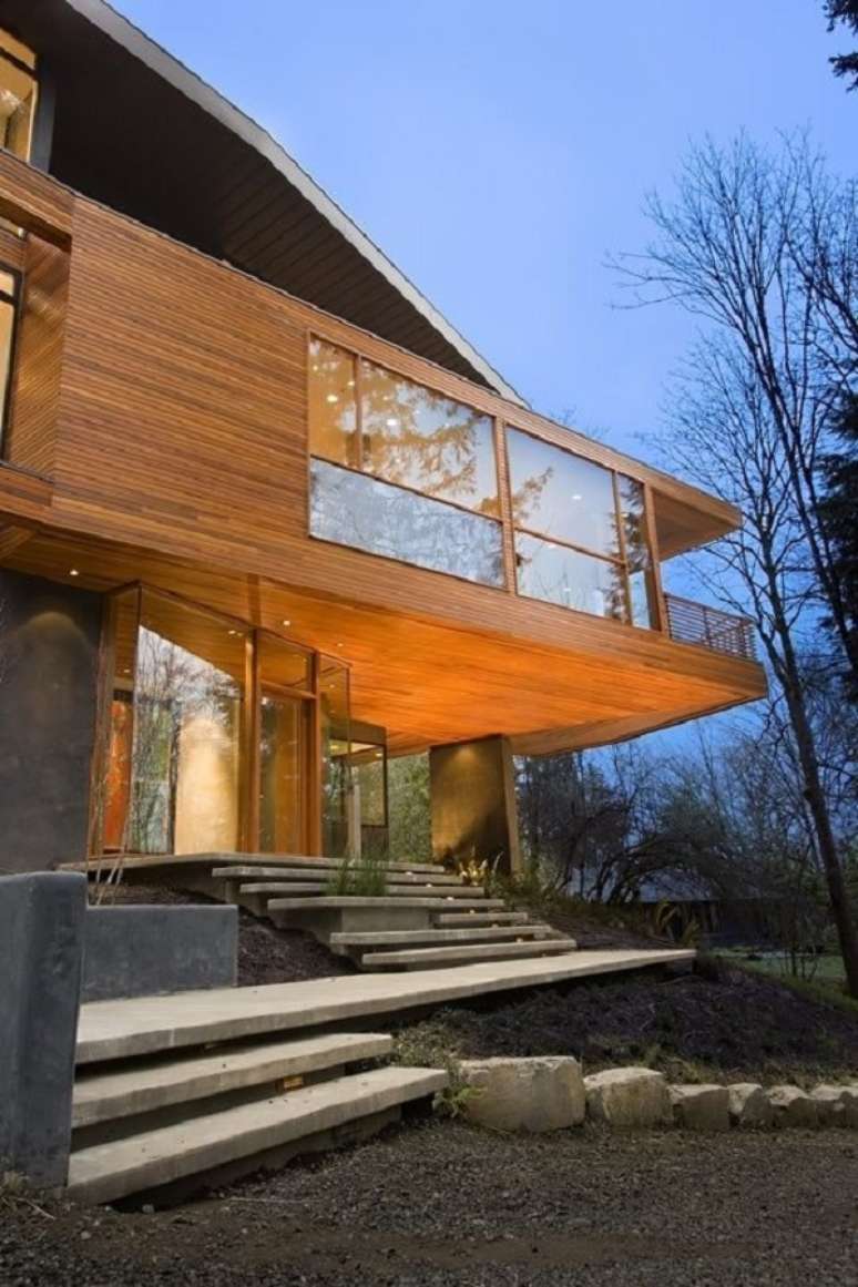 26. Casa de campo com revestimento externo com ripa de madeira e escada de alvenaria. Fonte: Revista Viva Decora