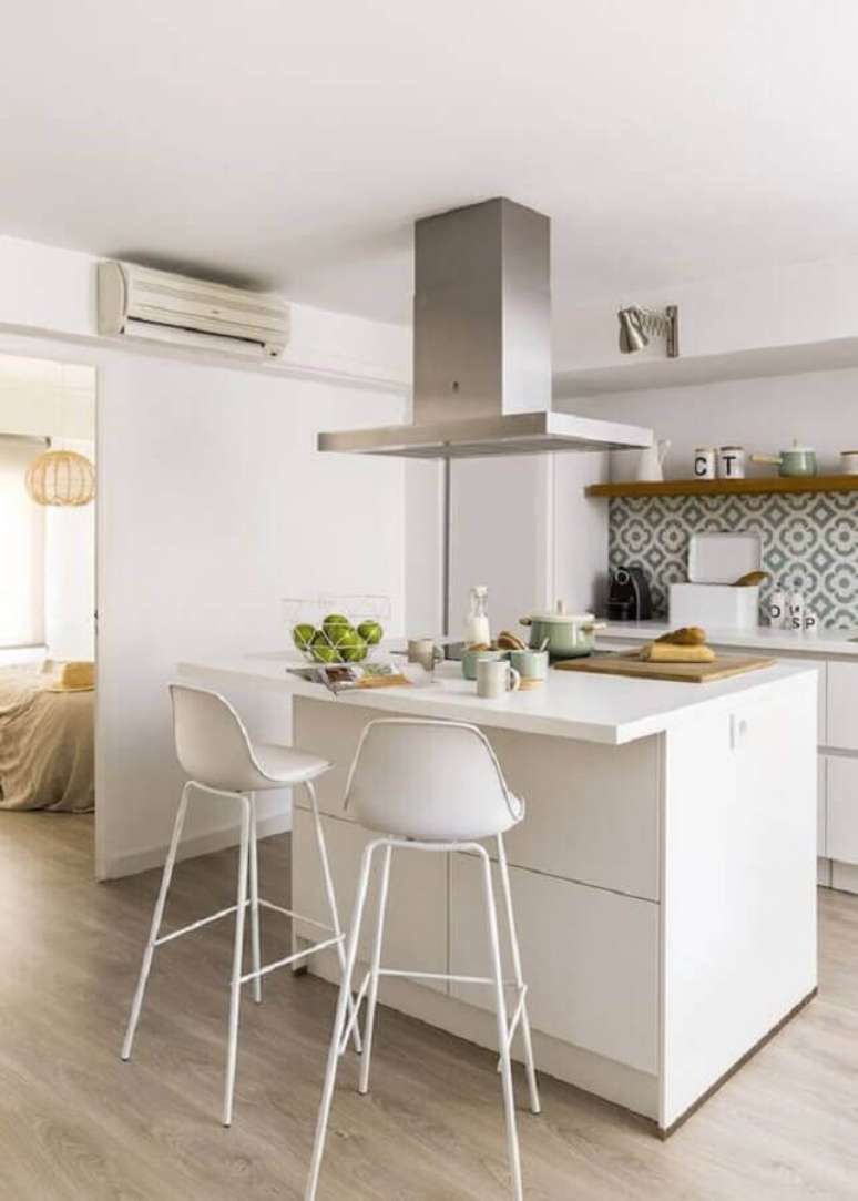 4. Cozinha com ilha pequena decorada com banqueta alta branca – Foto: Homify