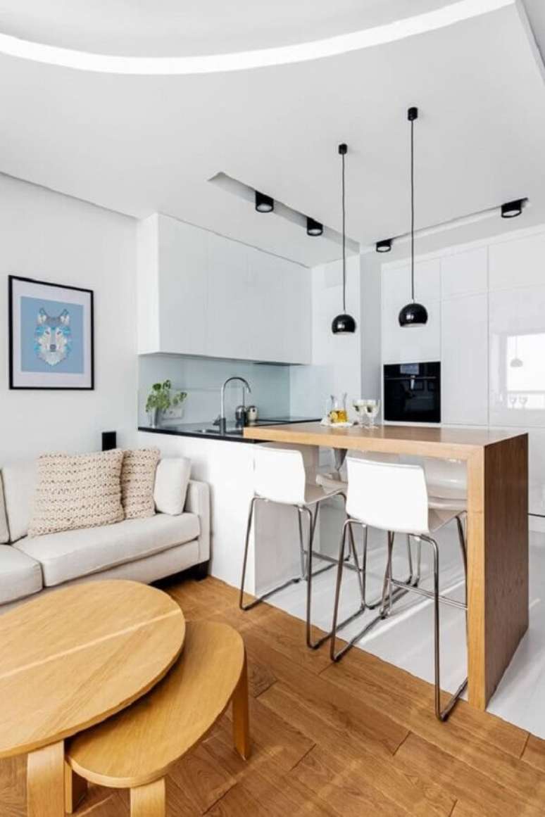 41. Cozinha moderna decorada com banqueta branca para bancada de madeira – Foto: Homify