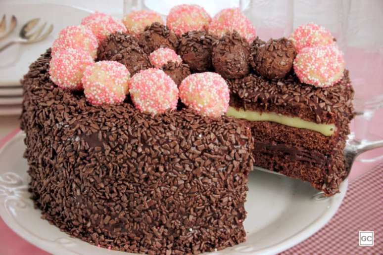 Guia da Cozinha - Bolo de brigadeiro branco e preto