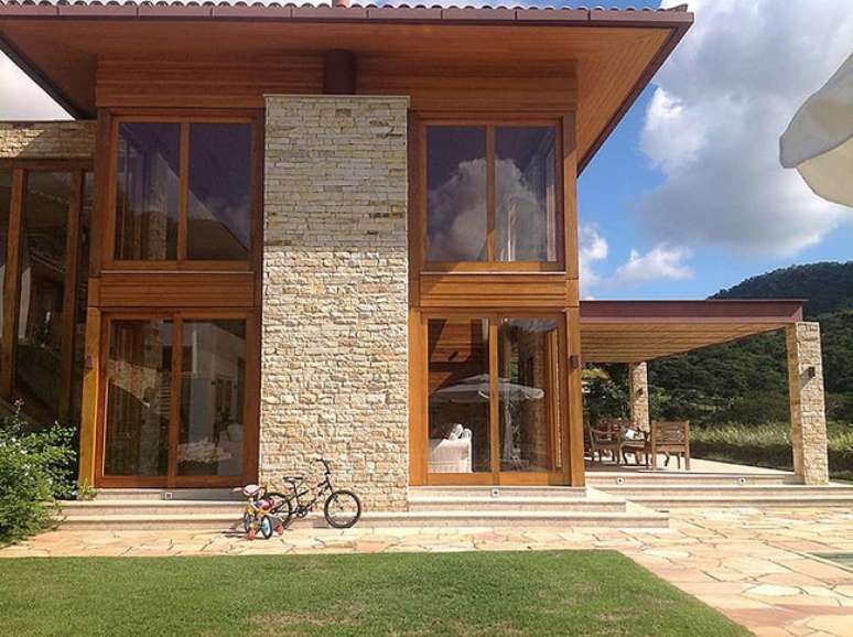 41. Fachada r&uacute;stica com madeira e pedra S&atilde;o Tom&eacute;. Fonte: Revista Viva Decora