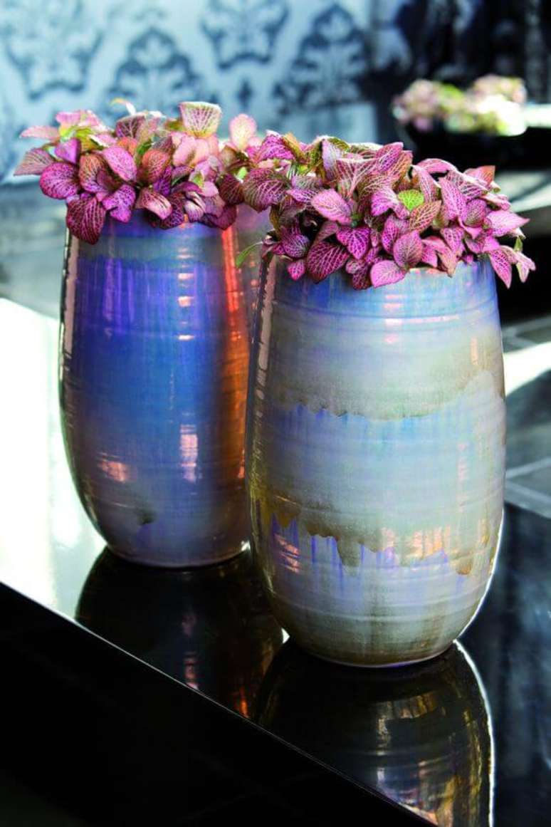 6. Vaso azul com fitonia rosa para decoração da sala – Foto Pinterest