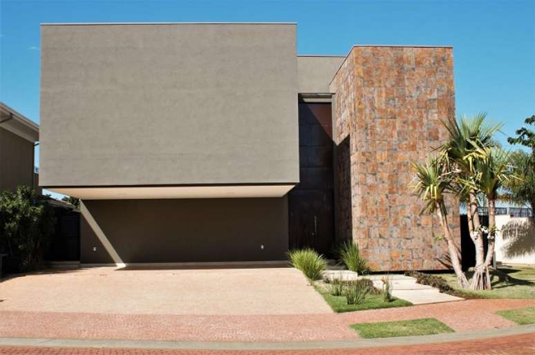 24. Arquitetura moderna com revestimento externo em pedra ferro. Projeto de Bezzon Arquitetura