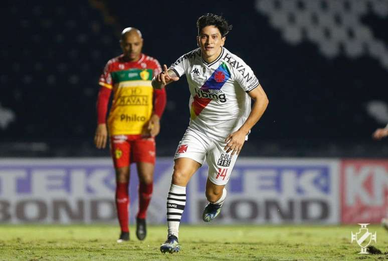 Germán Cano marcou e comemorou levantando a bandeira de escanteio (Foto: Rafael Ribeiro/Vasco)