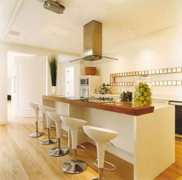 27. Banqueta giratória branca para decoração de cozinha planejada com bancada de madeira – Foto: LIV Decora