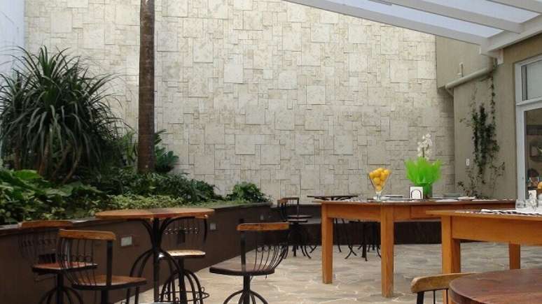 86. Revestimento para &aacute;rea gourmet externa com acabamento ciment&iacute;cio 3D. Fonte: Admirato