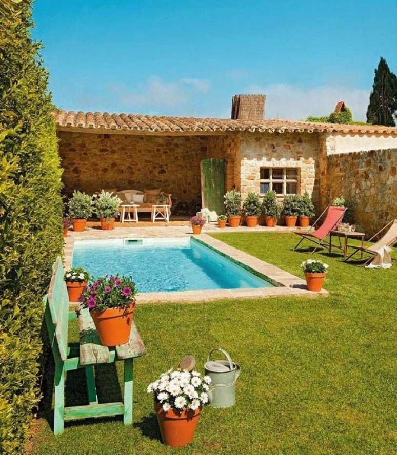 22. &Aacute;rea de lazer aconchegante com revestimento externo em pedra. Fonte: Revista Viva Decora