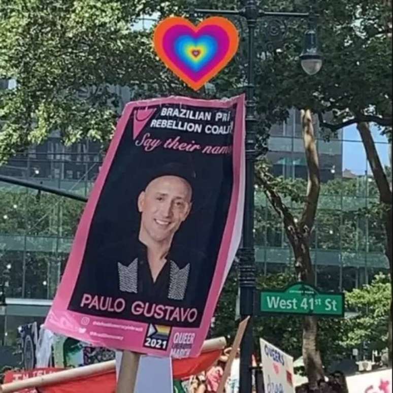 O comediante Paulo Gustavo é homenageado na Parada Gay de Nova York