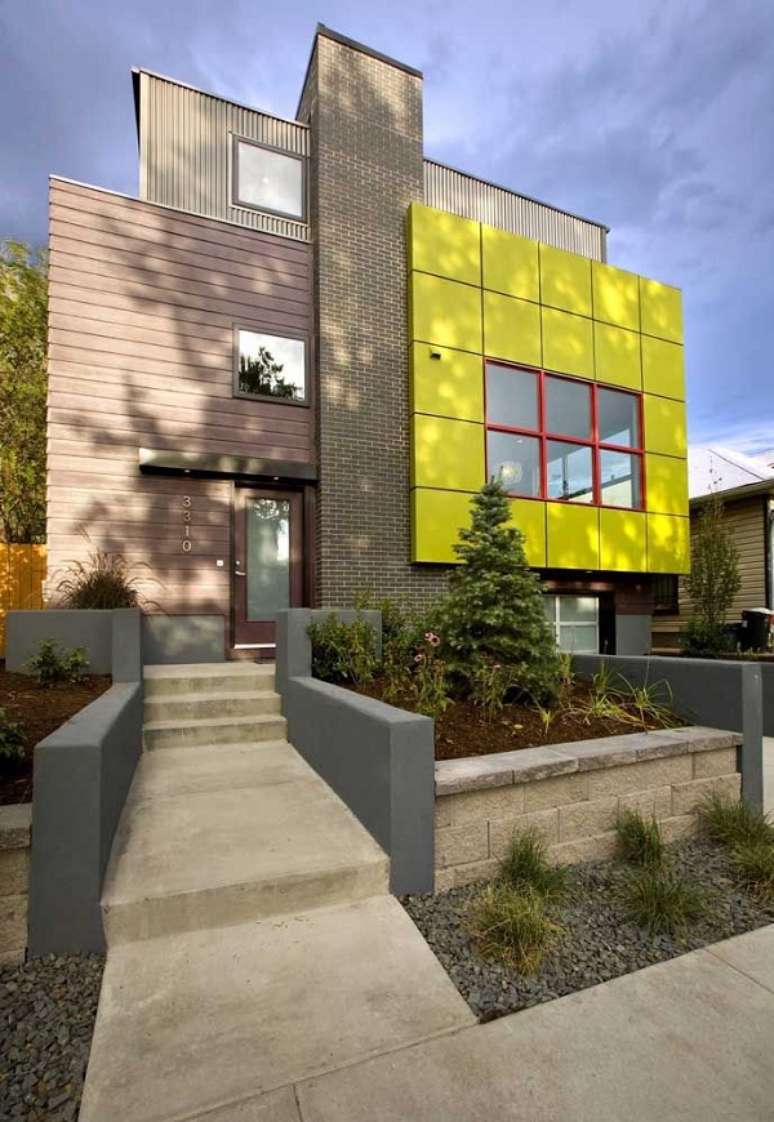 52. O revestimento externo deste projeto mescla diferentes materiais e cores. Fonte: Revista Viva Decora 2