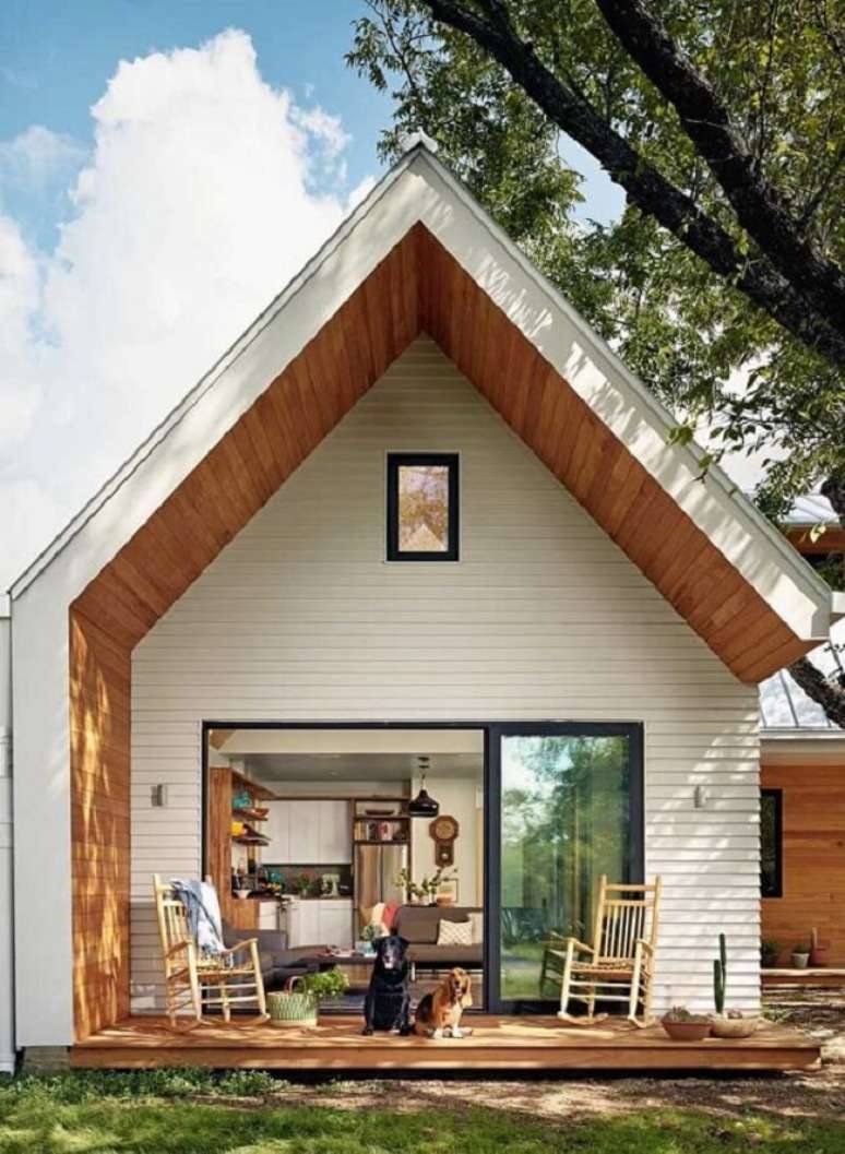 53. O revestimento externo em madeira deixou a fachada da casa ainda mais aconchegante. Fonte: Pinterest