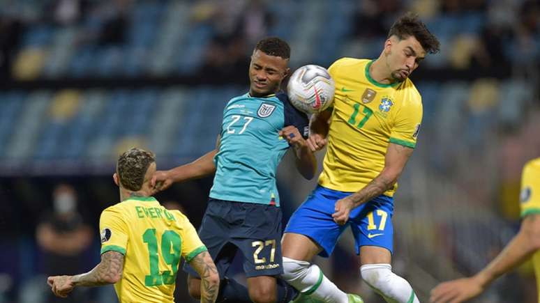 'É trabalhar bastante na semana, recuperar bem e estar focado para cada final que vai vir', diz Lucas Paquetá (Douglas Magno / AFP)