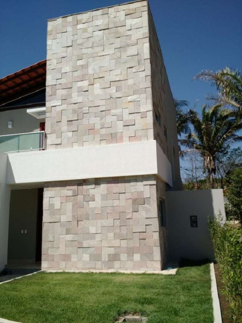 35. Fachada com revestimento 3D externo. Fonte: Polipedraspi