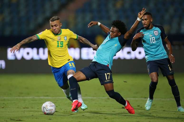 Brasileiro Everton disputa lance com Angelo Preciado, do Equador, na Copa América
 27/6/2021   REUTERS/Diego Vara