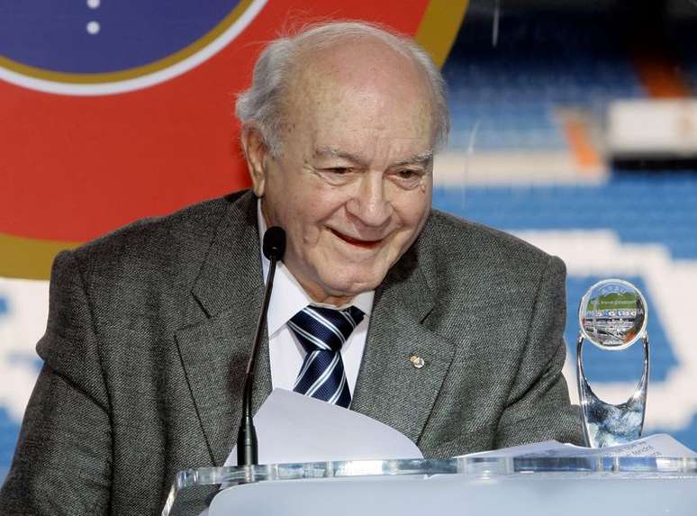 Lenda do Real Madrid Alfredo Di Stefano discursa ao receber homenagem no est&aacute;dio Santiago Bernabeu, em Madri
17/02/2008 REUTERS/Andrea Comas