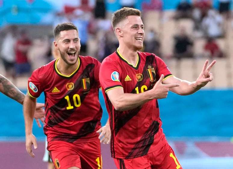 Eden Hazard (à esq.) comemora o gol marcado pelo irmão, Thorgan, na vitória da Bélgica sobre Portugal
27/06/2021
Pool via REUTERS/Thanassis Stavrakis