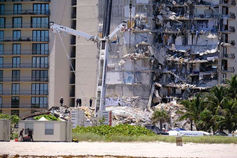Equipes de busca e resgate trabalham em prédio que desabou em Surfide, nos arredores de Miami
27/06/2021
REUTERS/Maria Alejandra Cardona