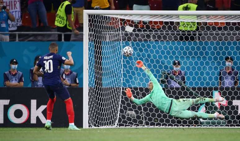 Goleiro su&iacute;&ccedil;o Yann Sommer defende cobran&ccedil;a de p&ecirc;nalti de Kylian Mbapp&eacute;
29/06/2021
Pool via REUTERS/Franck Fife