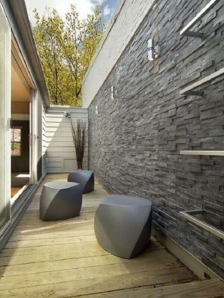 44. Filetes de pedra ard&oacute;sia usadas como revestimento para varanda externa trazem sofistica&ccedil;&atilde;o para o espa&ccedil;o. Fonte: Pinterest